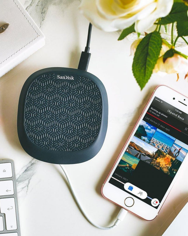SanDisk iXpand Base punjač za iPhone sa memorijom za automatski back-up slika i videa 32GB