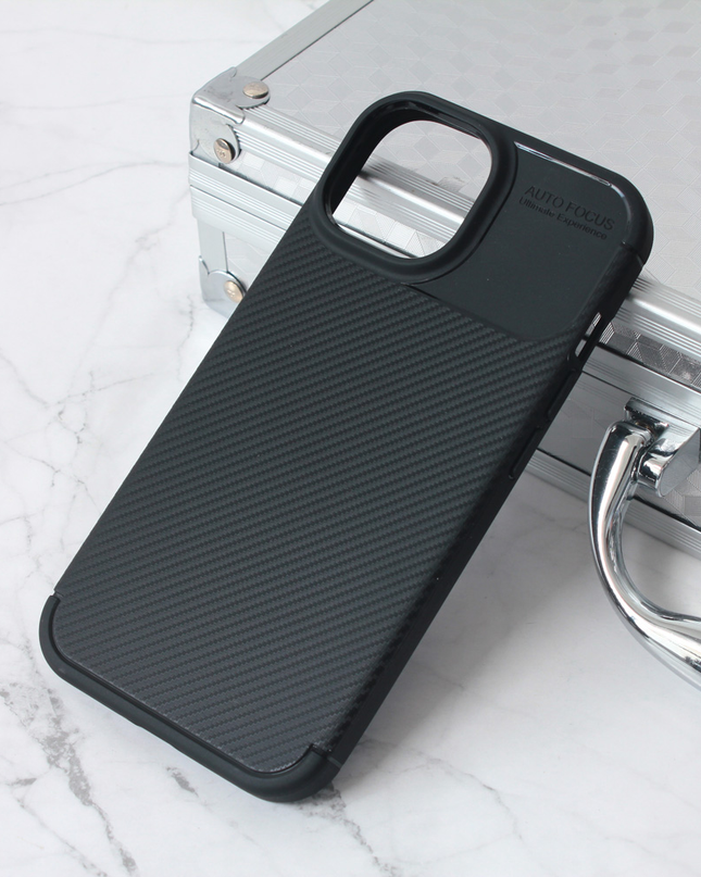 Torbica Defender Carbon za iPhone 15 6.1