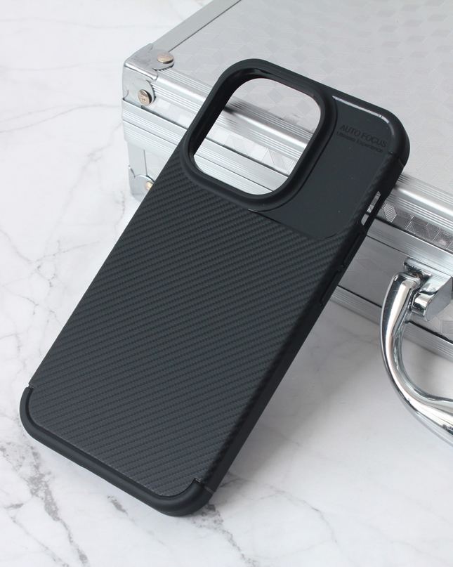 Torbica Defender Carbon za iPhone 15 Pro 6.1