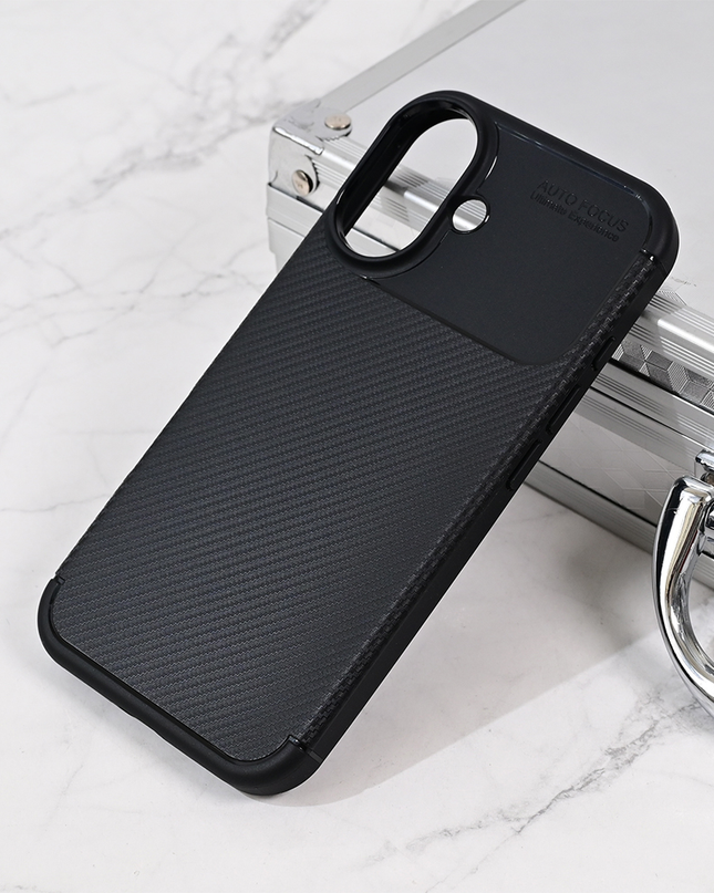 Torbica Defender Carbon za iPhone 16 6.1