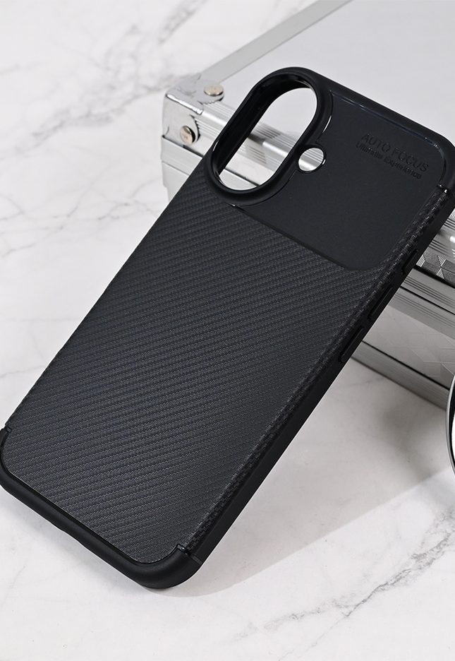 Torbica Defender Carbon za iPhone 16 6.1
